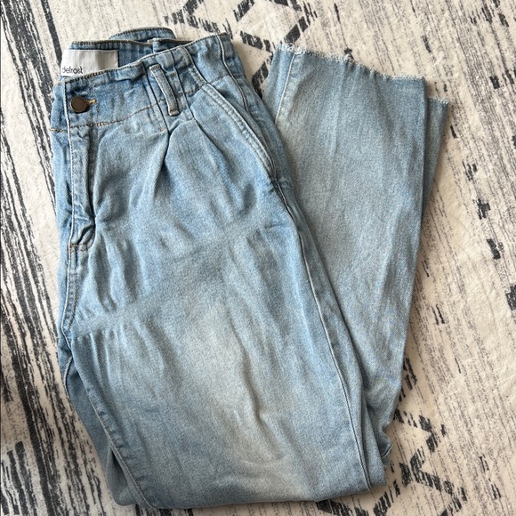 Pleated Light Blue Jeans - Picture 2 of 5